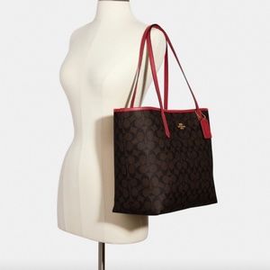 Coach city tote In Signature Canvas